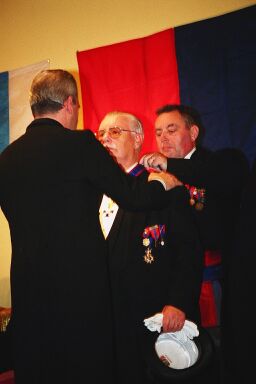 Marcel Poelmans reçoit la Croix de Commandeur pour 50 ans de service dans la gilde